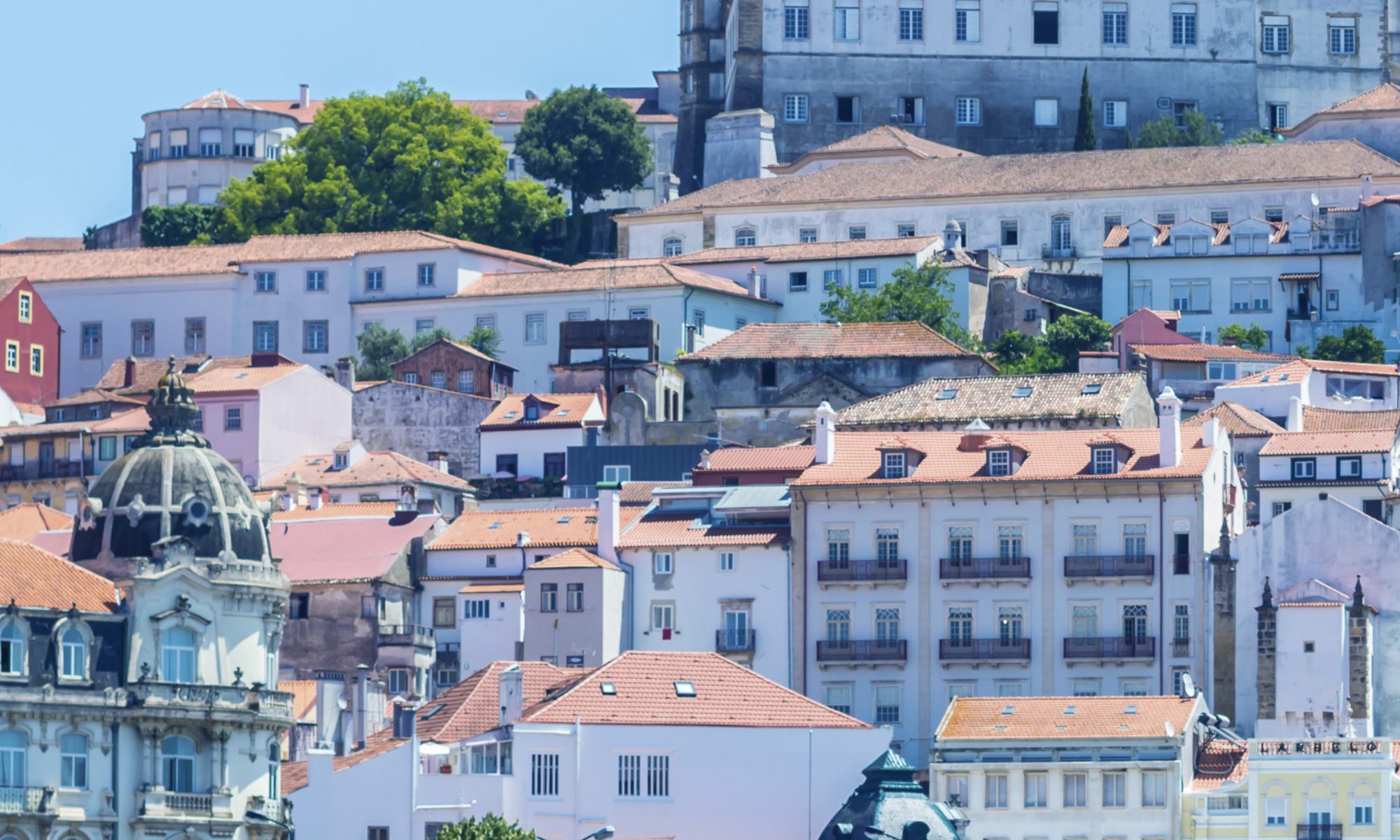 Panorâmica sobre a cidade de Coimbra, com vista distante ampliada sobre vários edifícios